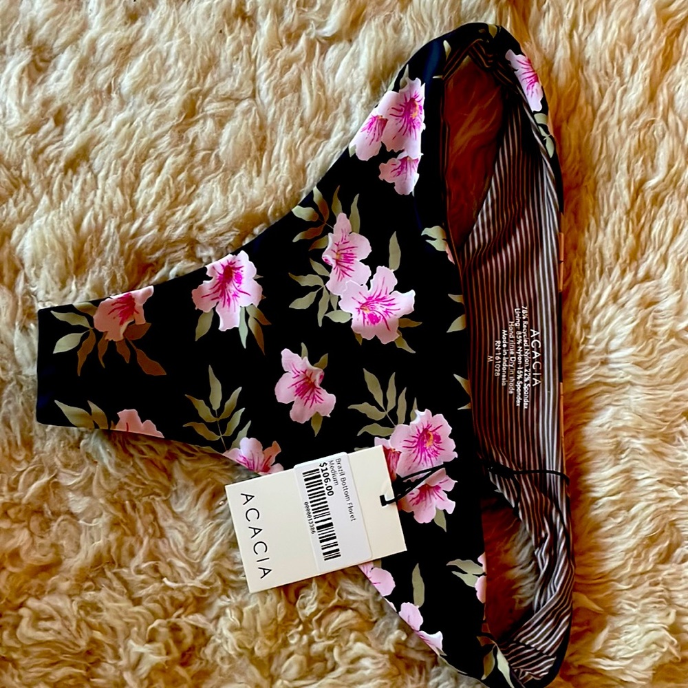 Never been worn Acacia bottom Brazilian, and Hookipa tags on